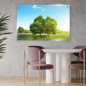 עץ ירוק בשדה פורח עם שמיים כחולים ובהירים. Weprint תמונות זכוכית.