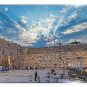תמונת זריחה מעל הכותל המערבי עם קרני שמש חמות ואבנים עתיקות. Weprint תמונות זכוכית.