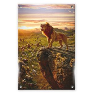 "המלך האריה על סלע בסוואנה, עם בעלי חיים בסביבה ובזמן שקיעה."