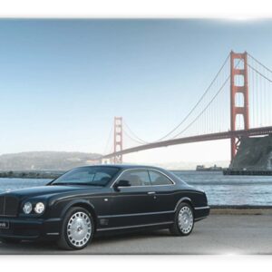 תמונת זכוכית של רכב יוקרתי ליד גשר גולדן גייט המואר