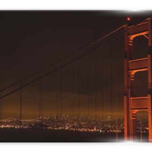 תמונת זכוכית של גשר הזהב בלילה מואר בתאורה חמה