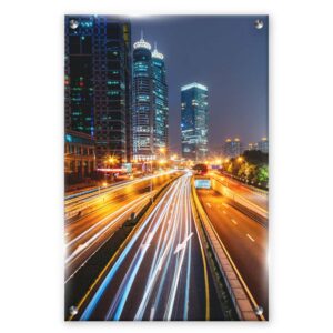 תמונת זכוכית של נוף עירוני עם אורות מנצנצים בעיר בלילה