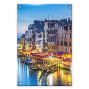 תמונת זכוכית של ונציה בלילה עם גונדולות מוארות