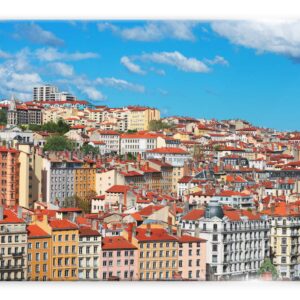 תמונת זכוכית של נוף עירוני עם בניינים וגגות אדומים