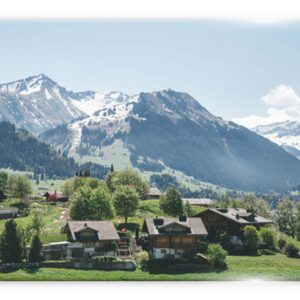 תמונת זכוכית של נוף הרים מושלגים עם כפר ציורי