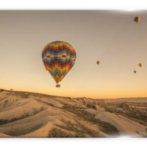 תמונת זכוכית של כדורי פורח צבעוניים ברקע נוף מדברי
