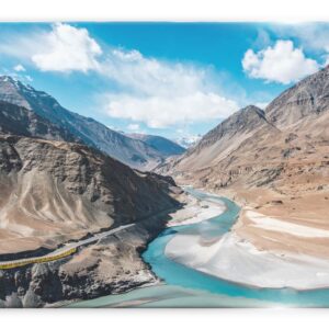 תמונת זכוכית של נוף הרים ונהר זורם