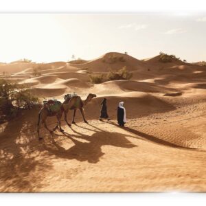 תמונת זכוכית של דיונות חול במדבר עם גמלים ורוכבים