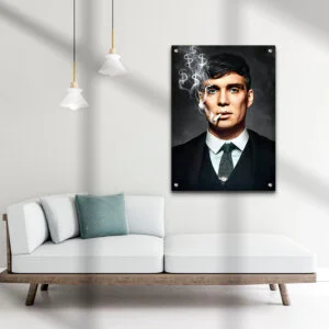 תמונת זכוכית דרמטית בהשראת Peaky Blinders: דמות גברית בחליפה כהה עם רקע מעושן ואפקט סימני דולר.