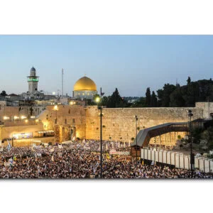 תמונת זכוכית פנורמית של הכותל המערבי בירושלים, עם כיפת הסלע המוזהבת, קהל מתפללים, והשמיים בגוון כחול עדין של בין ערביים.