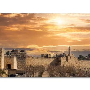 תמונת זכוכית של חומות העיר העתיקה בירושלים, עם מינרט גבוה, עצים חסרי עלים, ושקיעה בגווני כתום וזהוב ברקע.