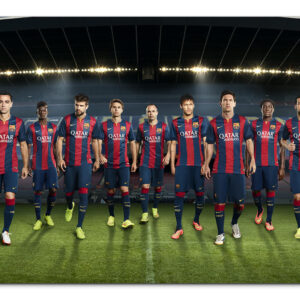 תמונת זכוכית של קבוצת FC Barcelona בתלבושת אדומה וכחולה, עומדים על מגרש כדורגל מול אצטדיון מואר.