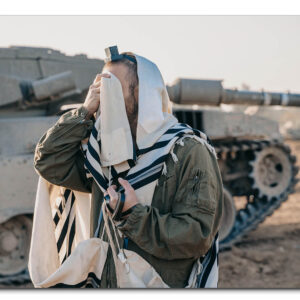 תמונת זכוכית המציגה איש דת יהודי עטוף בטלית, עומד בתפילה מול טנק צה"לי על רקע נוף מדברי, עם כותרת בעברית בראש התמונה.