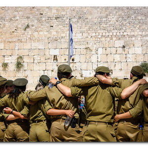 תמונת זכוכית של חיילי צה"ל חבוקים מול הכותל המערבי בירושלים, תמונה עם דגל ישראל ברקע.