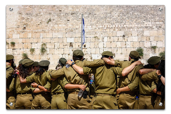 תמונת זכוכית של חיילי צה"ל חבוקים מול הכותל המערבי בירושלים, תמונה עם דגל ישראל ברקע.