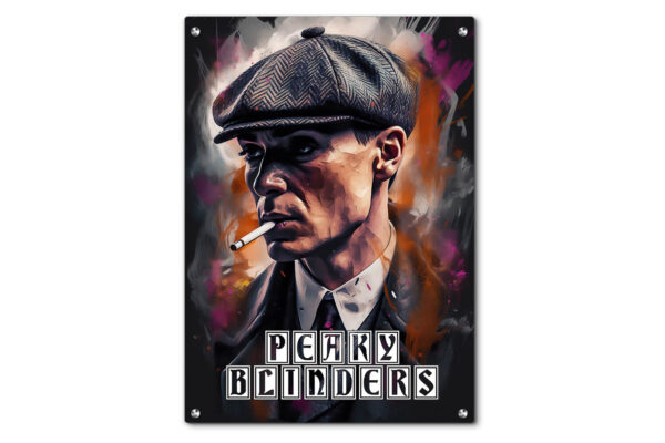 תמונת זכוכית בעיצוב Peaky Blinders: פורטרט גבר חובש כובע עיתונאים על רקע דרמטי בגוונים חמים, עם טקסט בולט של שם הסדרה.