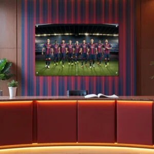 תמונת זכוכית של קבוצת FC Barcelona בתלבושת אדומה וכחולה, עומדים על מגרש כדורגל מול אצטדיון מואר.