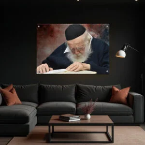 טקסט אלטרנטיביתמונת זכוכית של רבי חיים קניבסקי לומד בספר, יושב על רקע קיר בגווני חום ואפור, עם זקן לבן ובגד כהה.