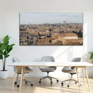 תמונת זכוכית פנורמית של העיר העתיקה בירושלים, עם חומות אבן בהירות, מבנים היסטוריים ושמיים מעוננים.