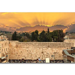 תמונת זכוכית של הכותל המערבי בשקיעה, עם צבעי כתום וזהב שמדגישים את אבני המקום הקדוש בירושלים.