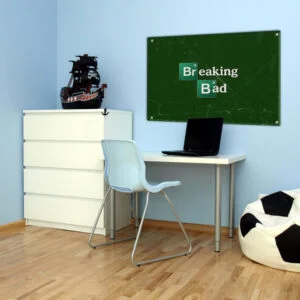 תמונת זכוכית עם עיצוב "Breaking Bad" על רקע ירוק כהה: מילים בולטות בגוון קרם בצורות מרובעות וחצים דקורטיביים.