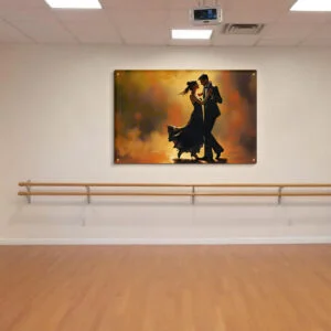 זוג רוקד טנגו בתנועות מלאות תשוקה, עם סילואטה אומנותית ורקע טבעי פתוח.
