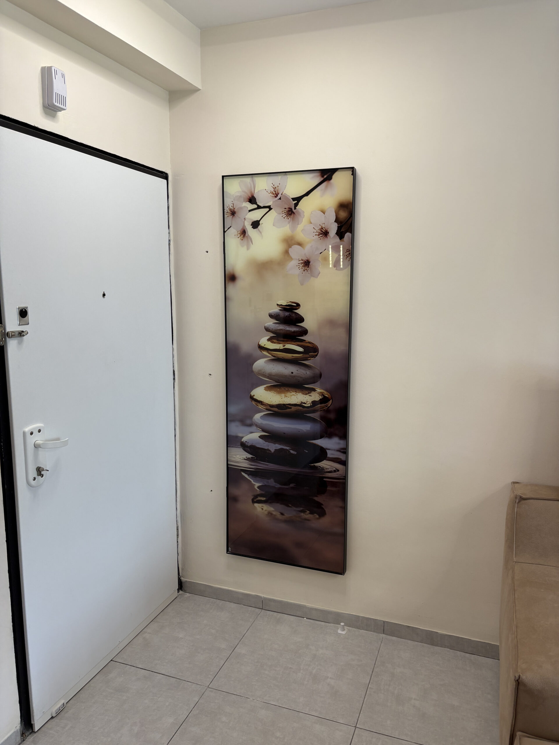 תמונה אנכית של אבנים ופריחה לצד דלת כניסה, מתוך עבודות WePrint